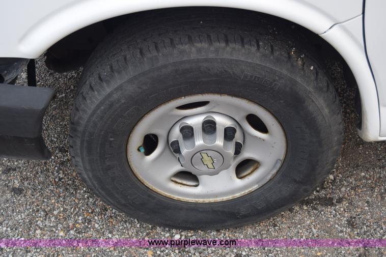 image for item L3752 2010 Chevrolet Express 2500 Cargo van