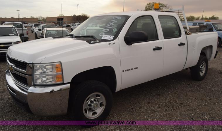 image for item L3757 2007 Chevrolet Silverado 2500HD Crew Cab pickup truck