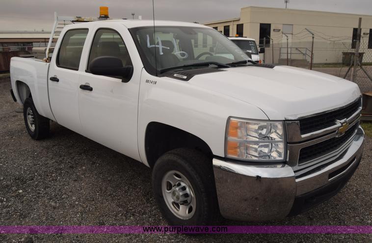 image for item L3757 2007 Chevrolet Silverado 2500HD Crew Cab pickup truck