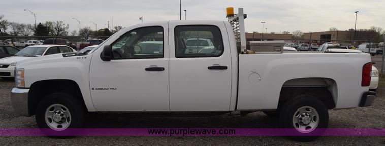 image for item L3757 2007 Chevrolet Silverado 2500HD Crew Cab pickup truck