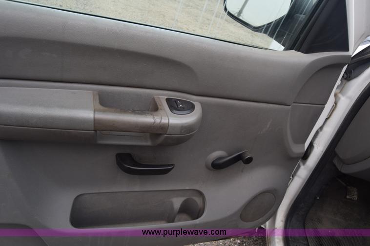 image for item L3757 2007 Chevrolet Silverado 2500HD Crew Cab pickup truck