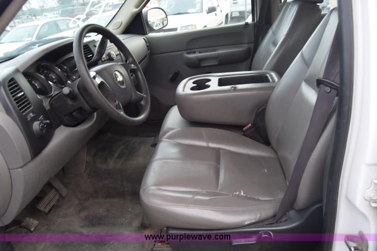 image for item L3757 2007 Chevrolet Silverado 2500HD Crew Cab pickup truck