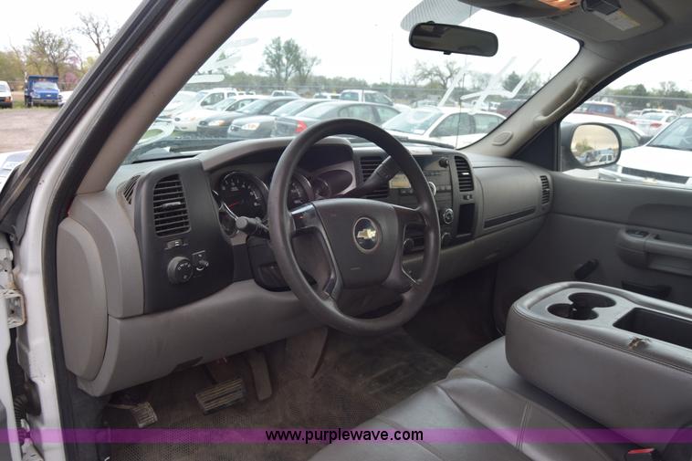 image for item L3757 2007 Chevrolet Silverado 2500HD Crew Cab pickup truck