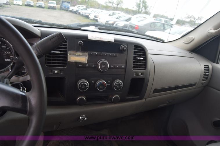 image for item L3757 2007 Chevrolet Silverado 2500HD Crew Cab pickup truck