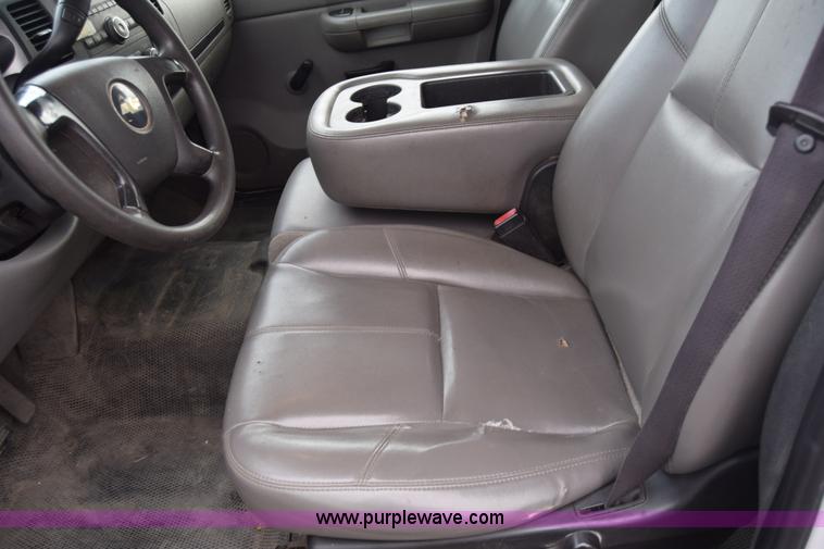 image for item L3757 2007 Chevrolet Silverado 2500HD Crew Cab pickup truck