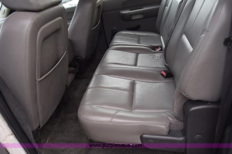 image for item L3757 2007 Chevrolet Silverado 2500HD Crew Cab pickup truck