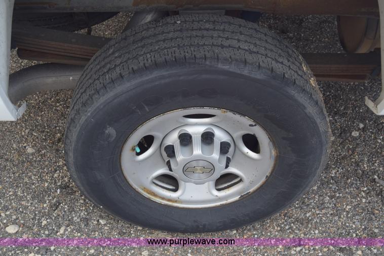 image for item L3757 2007 Chevrolet Silverado 2500HD Crew Cab pickup truck