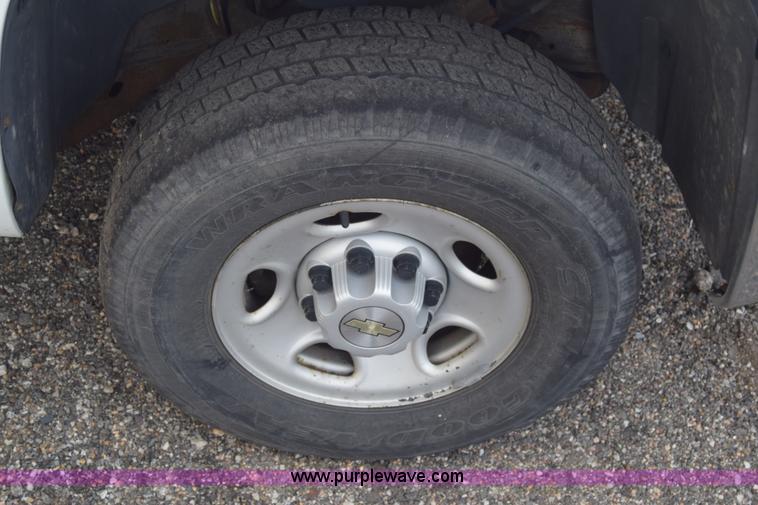 image for item L3757 2007 Chevrolet Silverado 2500HD Crew Cab pickup truck