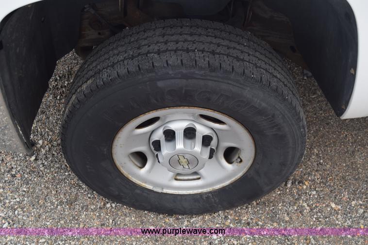 image for item L3757 2007 Chevrolet Silverado 2500HD Crew Cab pickup truck