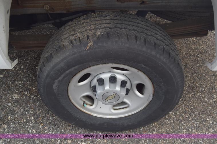 image for item L3757 2007 Chevrolet Silverado 2500HD Crew Cab pickup truck