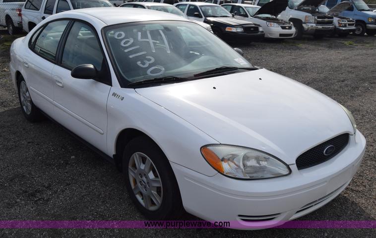 image for item L3762 2006 Ford Taurus SE