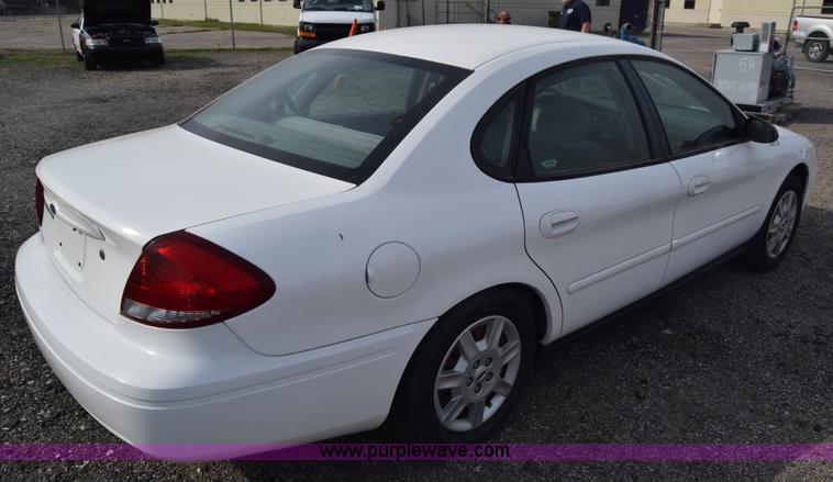 image for item L3762 2006 Ford Taurus SE