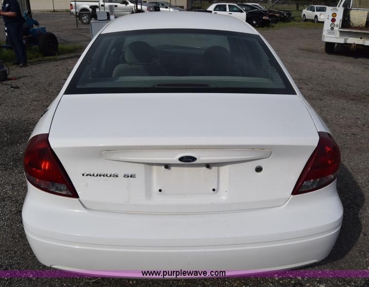 image for item L3762 2006 Ford Taurus SE