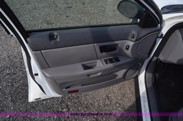 image for item L3762 2006 Ford Taurus SE