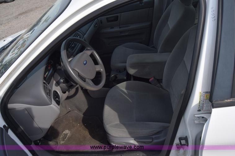 image for item L3762 2006 Ford Taurus SE