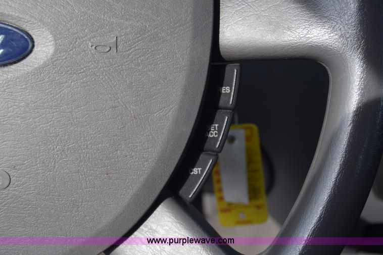 image for item L3762 2006 Ford Taurus SE