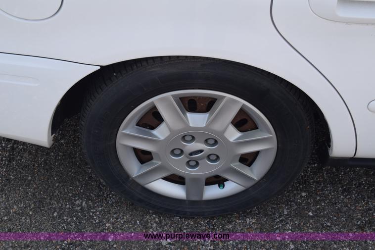 image for item L3762 2006 Ford Taurus SE