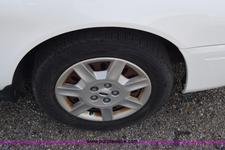 image for item L3762 2006 Ford Taurus SE