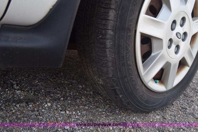 image for item L3762 2006 Ford Taurus SE