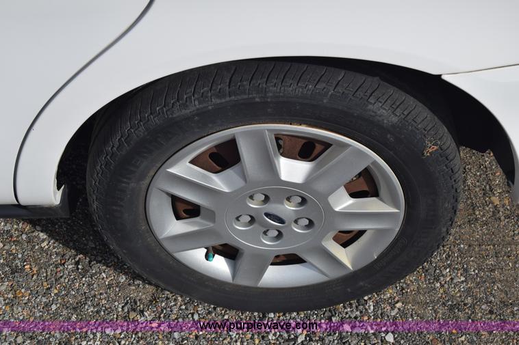 image for item L3762 2006 Ford Taurus SE