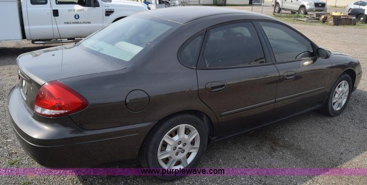 image for item L3766 2006 Ford Taurus SE