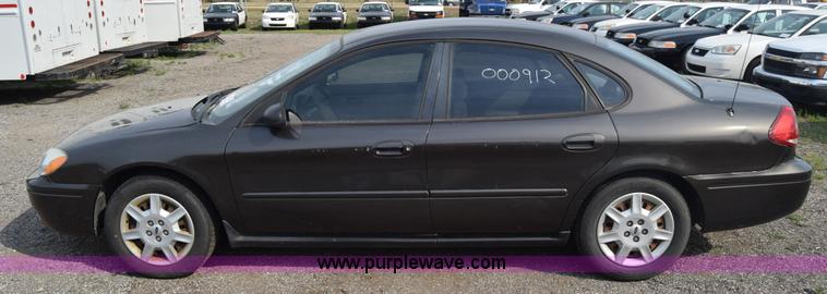 image for item L3766 2006 Ford Taurus SE