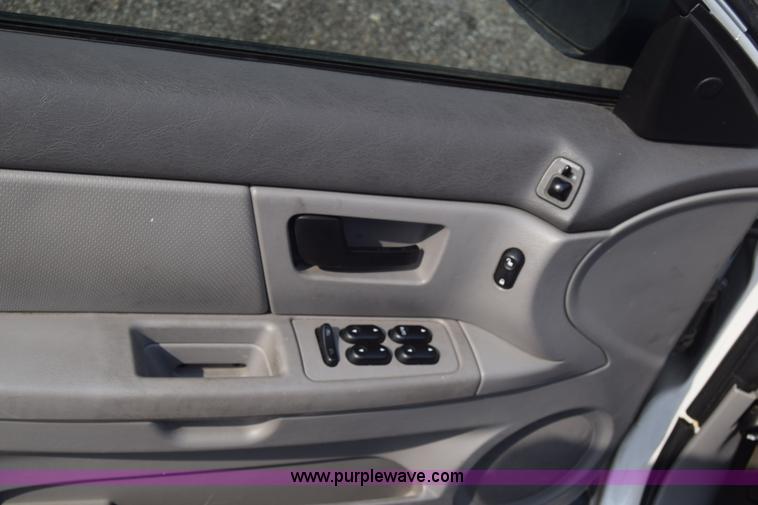 image for item L3766 2006 Ford Taurus SE