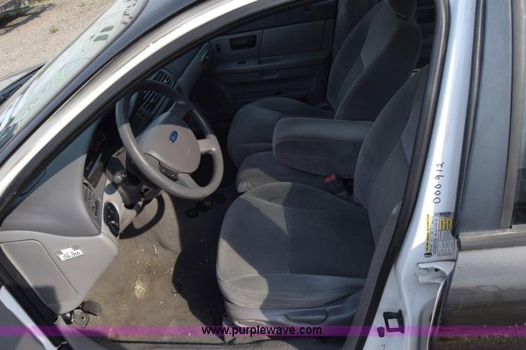 image for item L3766 2006 Ford Taurus SE