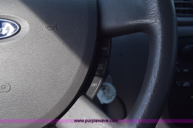 image for item L3766 2006 Ford Taurus SE