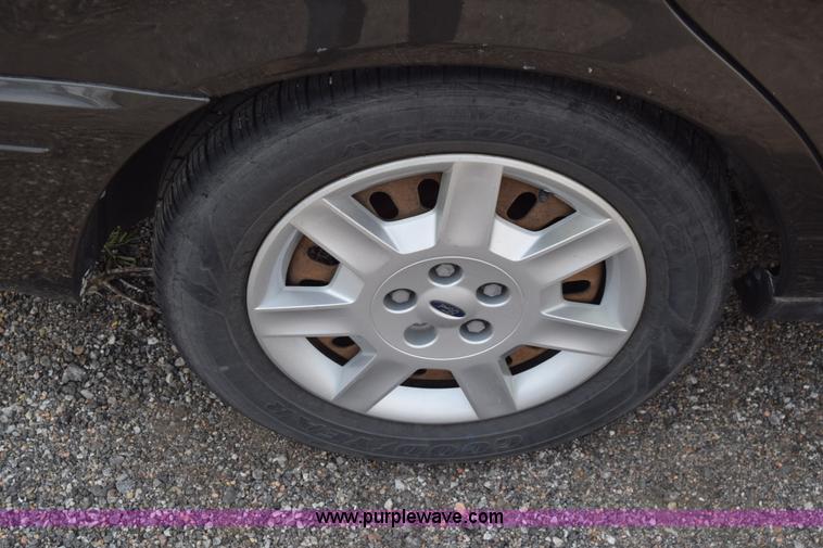 image for item L3766 2006 Ford Taurus SE