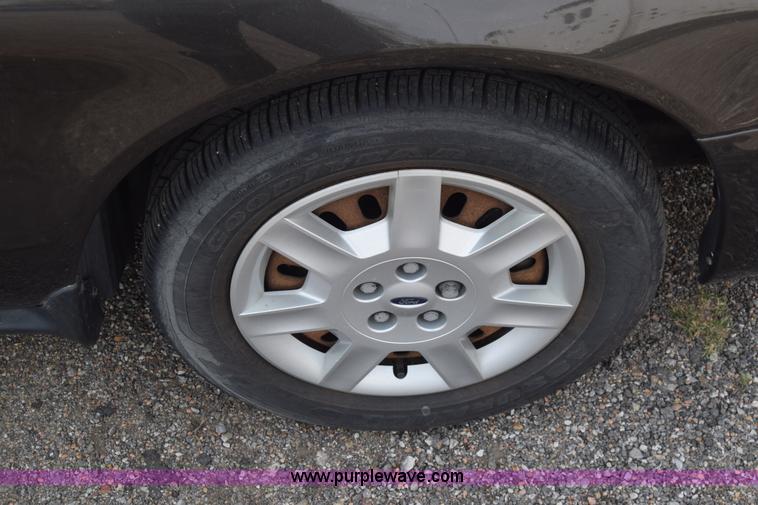 image for item L3766 2006 Ford Taurus SE