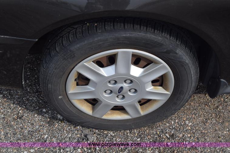 image for item L3766 2006 Ford Taurus SE