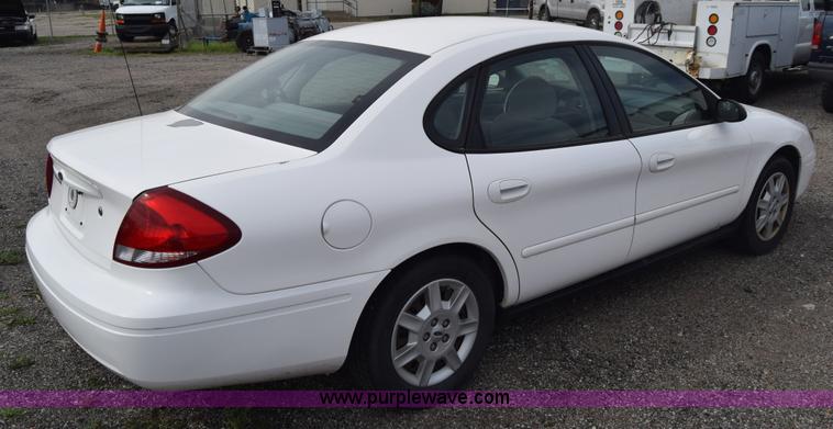 image for item L3767 2006 Ford Taurus SE