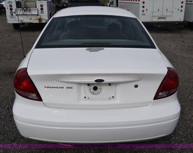 image for item L3767 2006 Ford Taurus SE