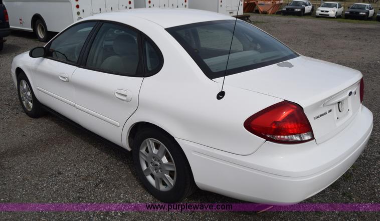 image for item L3767 2006 Ford Taurus SE