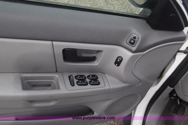 image for item L3767 2006 Ford Taurus SE