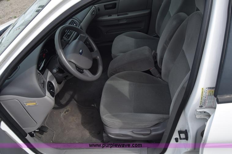 image for item L3767 2006 Ford Taurus SE