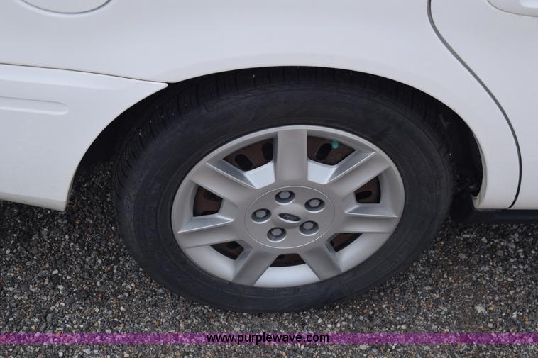 image for item L3767 2006 Ford Taurus SE