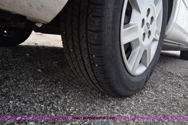 image for item L3767 2006 Ford Taurus SE