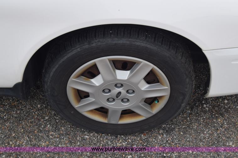 image for item L3767 2006 Ford Taurus SE