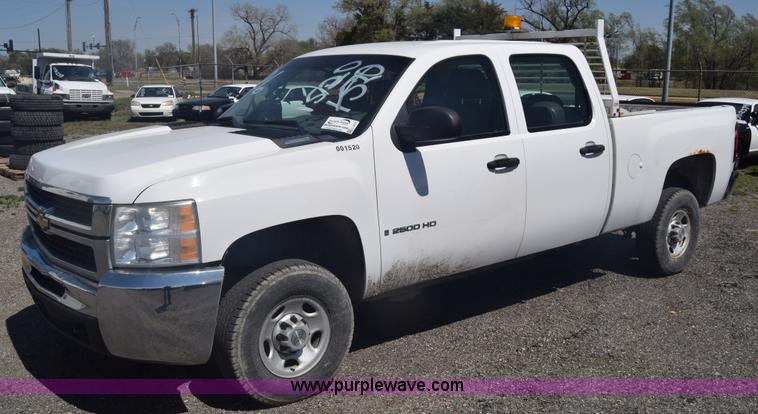 image for item L3777 2007 Chevrolet Silverado 2500HD Crew Cab pickup truck