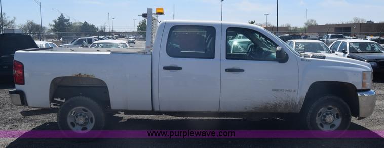 image for item L3777 2007 Chevrolet Silverado 2500HD Crew Cab pickup truck