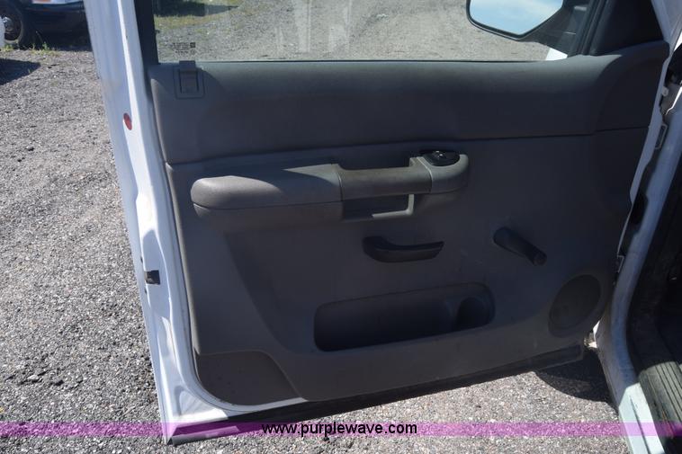 image for item L3777 2007 Chevrolet Silverado 2500HD Crew Cab pickup truck