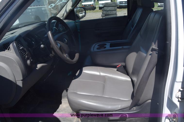 image for item L3777 2007 Chevrolet Silverado 2500HD Crew Cab pickup truck