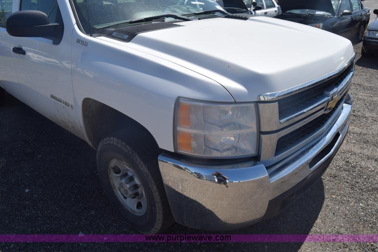 image for item L3777 2007 Chevrolet Silverado 2500HD Crew Cab pickup truck