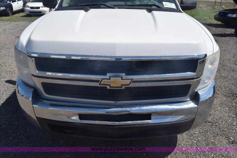 image for item L3777 2007 Chevrolet Silverado 2500HD Crew Cab pickup truck