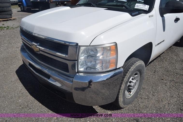 image for item L3777 2007 Chevrolet Silverado 2500HD Crew Cab pickup truck