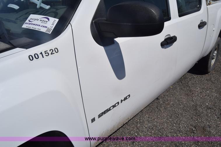 image for item L3777 2007 Chevrolet Silverado 2500HD Crew Cab pickup truck