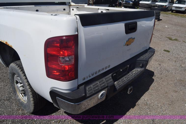 image for item L3777 2007 Chevrolet Silverado 2500HD Crew Cab pickup truck