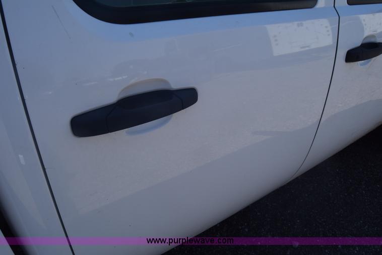 image for item L3777 2007 Chevrolet Silverado 2500HD Crew Cab pickup truck